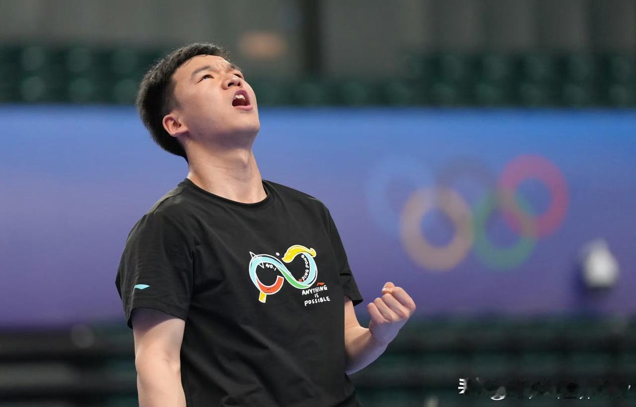 向鹏双喜临门，男双男单双双晋级。向鹏和陈俊菘组男双，对手是黄镇廷/陈颢桦，赛前