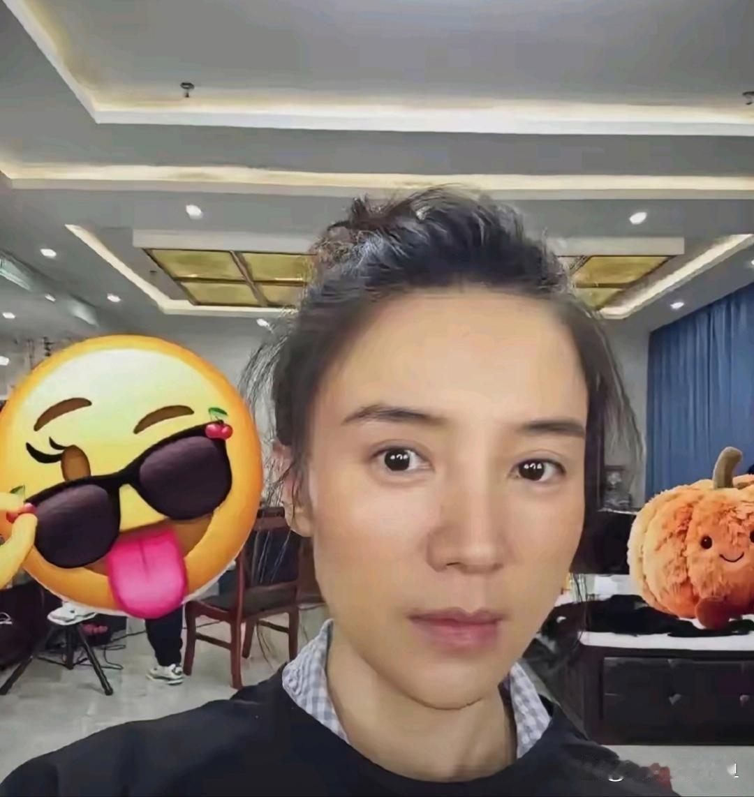 宋佳晒素颜照，她家的房子好大呀。