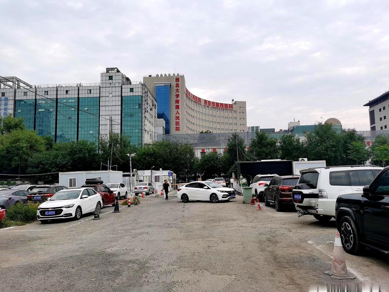西安大差市四院对面那块空地，还空着？一晃十多年，最繁华地段硬生生闲成了简易停车