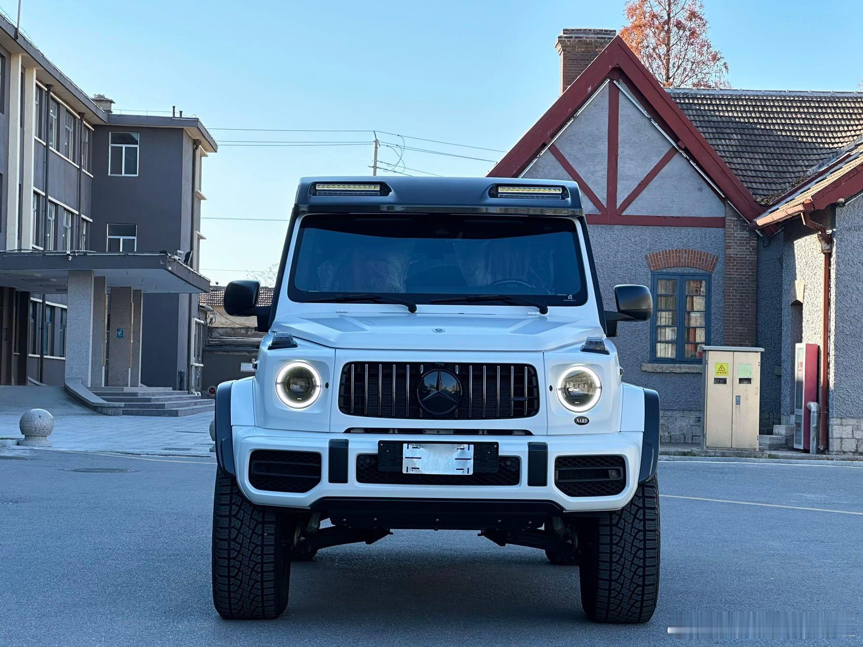 奔驰G63 4x4² 原装进口4.0Tv8，选配北极磨砂白车漆 孟加拉红菱形格