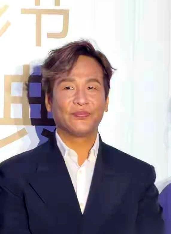 我求求你们了，放过宋小宝吧。换了个发型，打了点粉，一堆人搁那儿嗷嗷喊“变帅了”