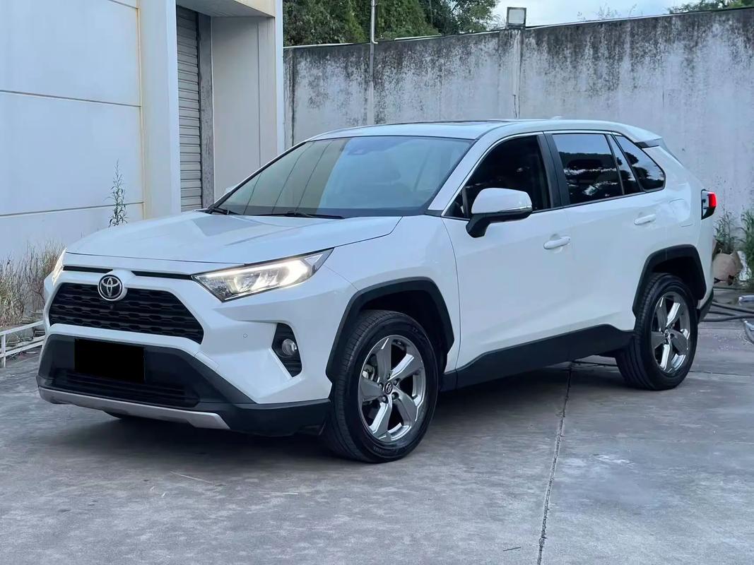 9万二手SUV选丰田RAV4荣放怎么样？保值碾压同级，低价代步SUV全是贬值大坑