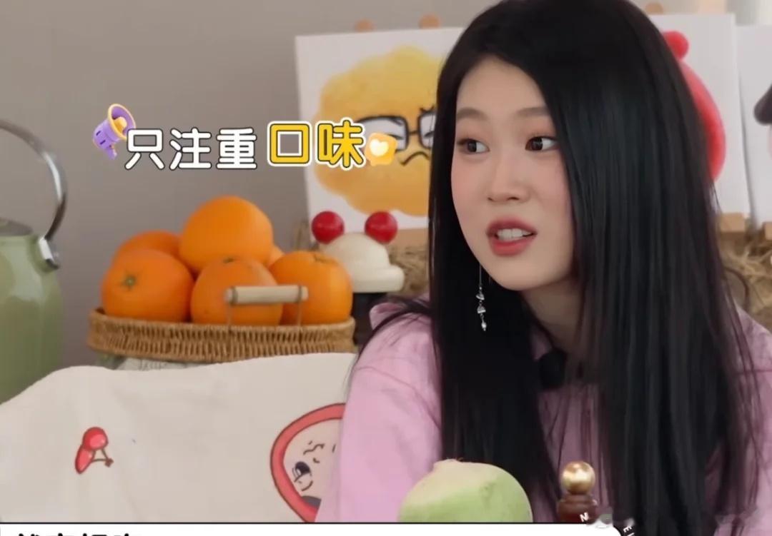 小沈阳和女儿去录制《毛雪汪》，沈佳润问李雪琴：“猎奇炒年糕，你吃过吗？”李雪琴