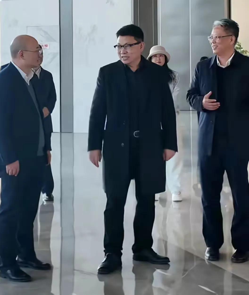 2月14日，余承东开着尊界S800带家人回安徽霍邱过年，返乡路都走出了企业家的模