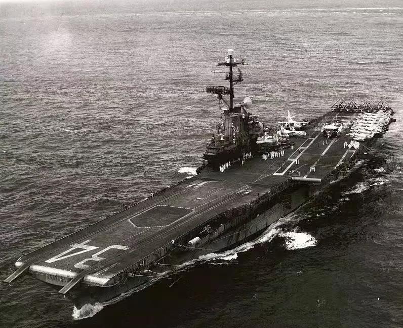 1966年，越南近海美国海军奥里斯卡尼号航母。水兵不小心点着一枚镁照明弹，慌慌张
