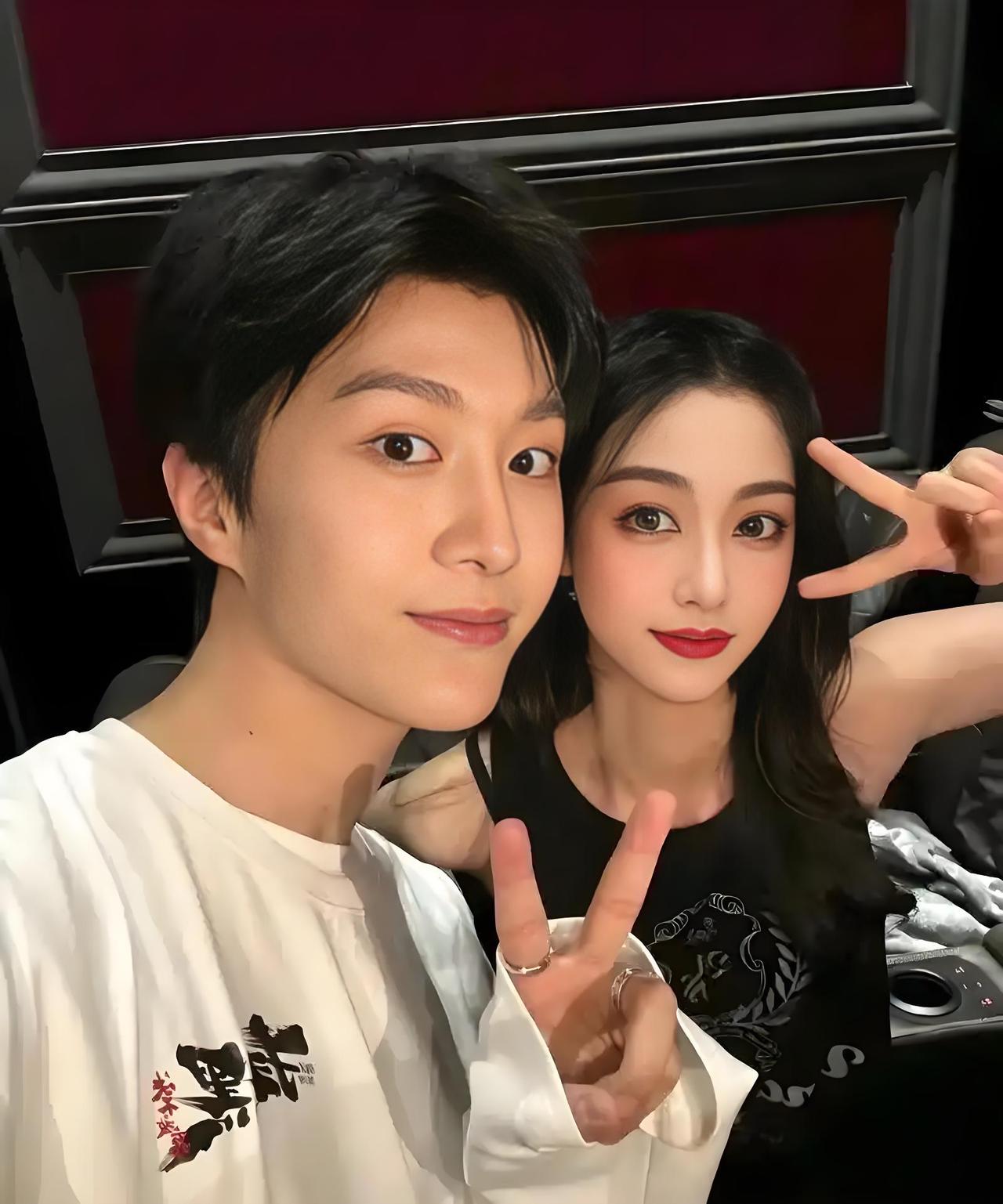 11月12日，范丞丞被拍到与表姐搂肩同行，肢体互动亲密。此前两人曾因深夜同行被误