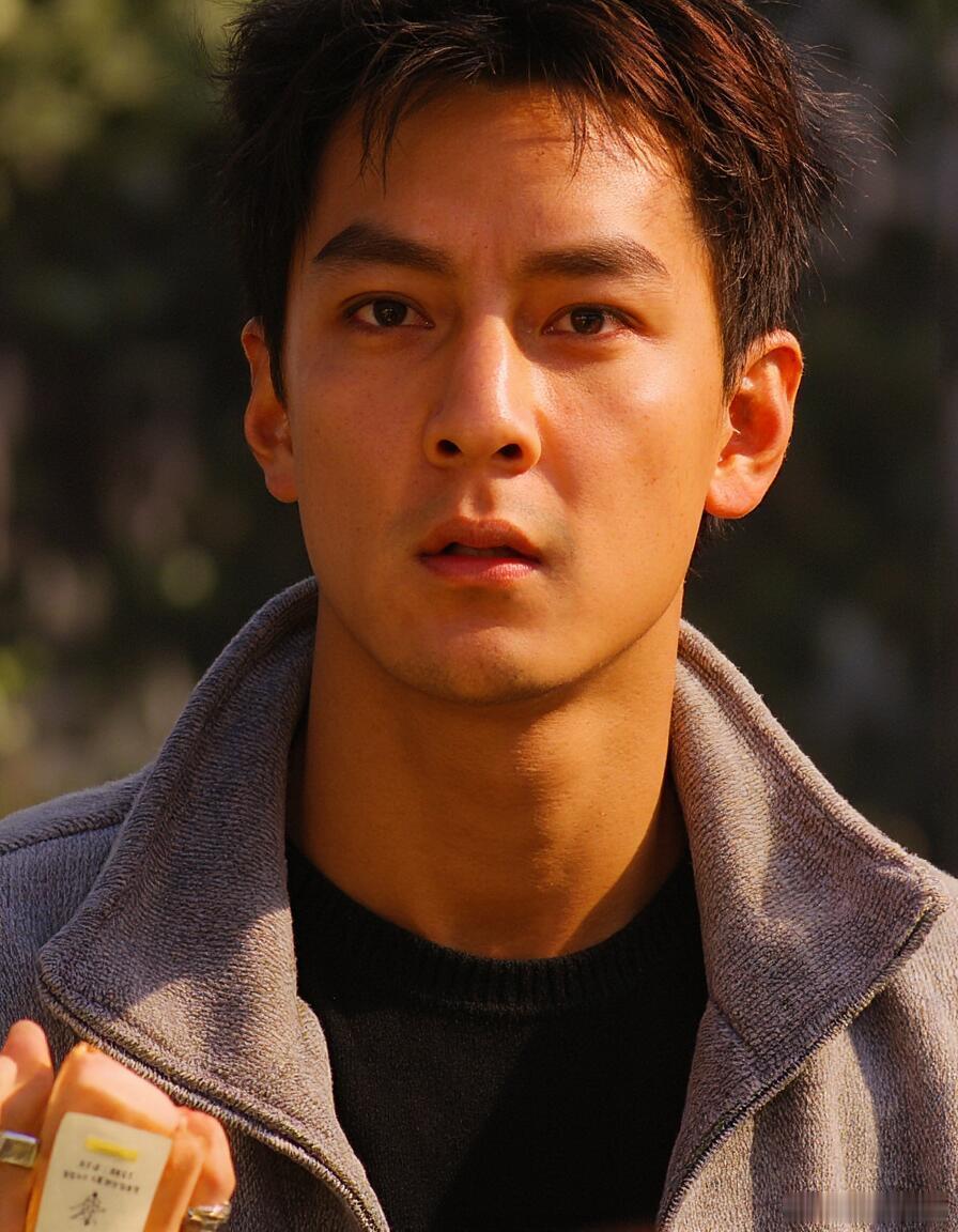 风华合伙人吴彦祖紧张女儿谈恋爱岁月从不败帅哥，但败给女儿，吴彦祖再帅也逃不过被