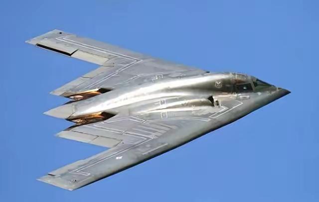 B-21是美国最新隐身轰炸机项目，号称比B-2更先进，雷达截面很小，能携带核弹或