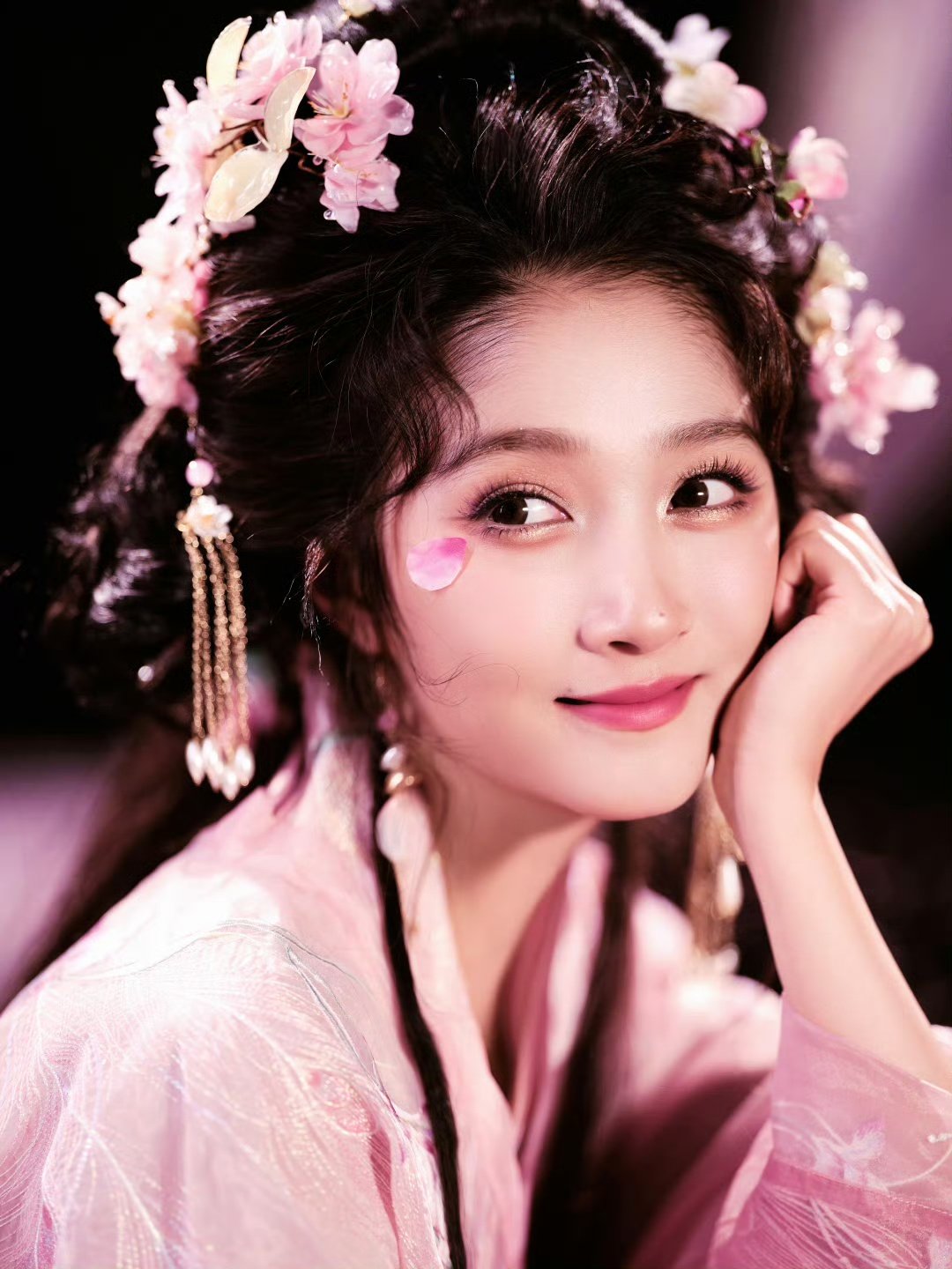 关晓彤桃花姬谁来给关晓彤递个古装本子啊！桃花仙子，太美了！面若桃花笑如靥，眼含