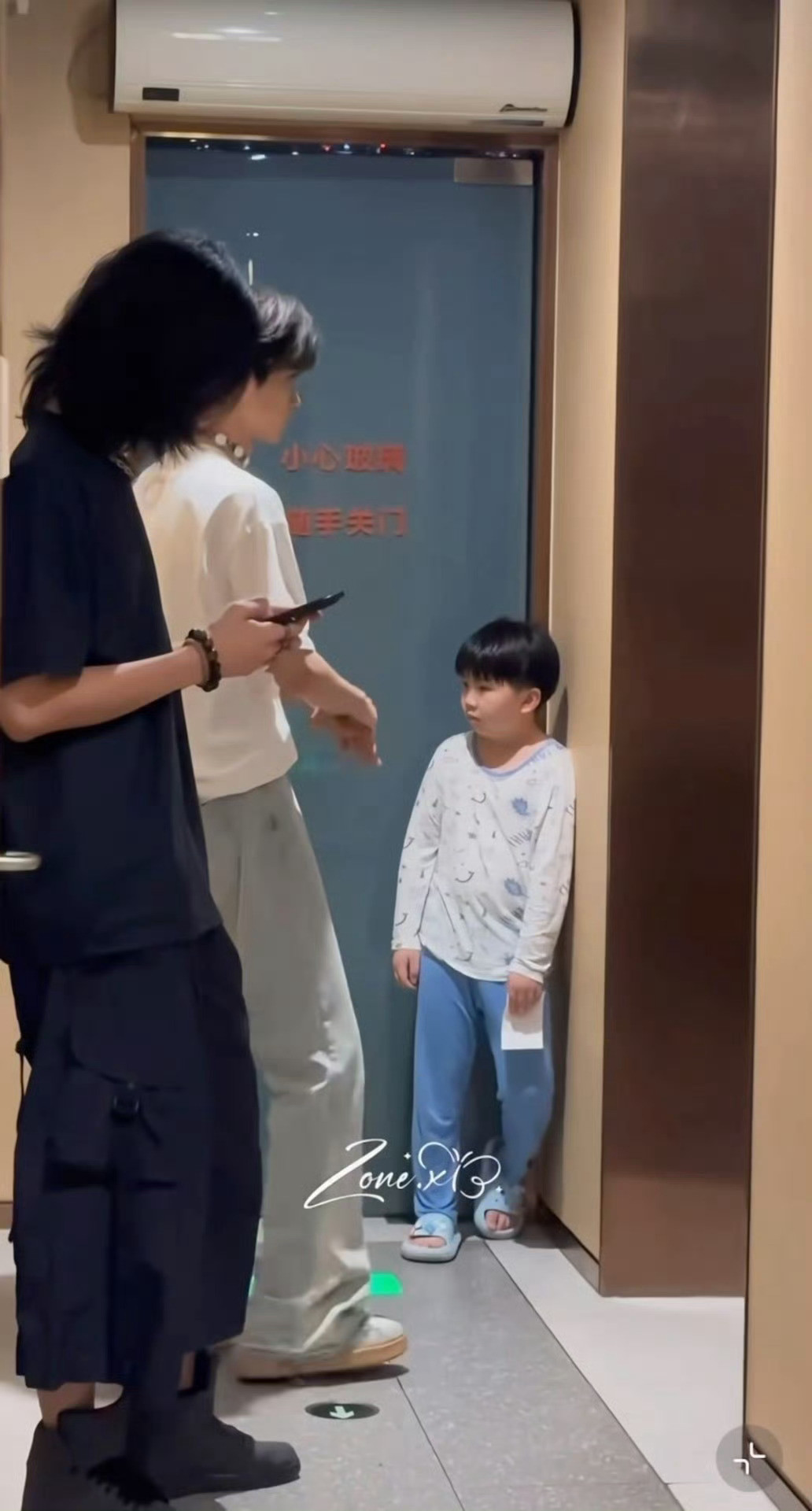 梓渝对着小孩甩水被热议，有人怀疑这是他刚上完厕所…​​​