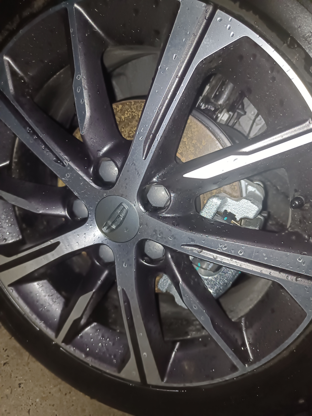 刚提的帝豪帝豪这款车怎么说呢，油耗有点偏高，前排座椅设计的有点不合理，太低了，