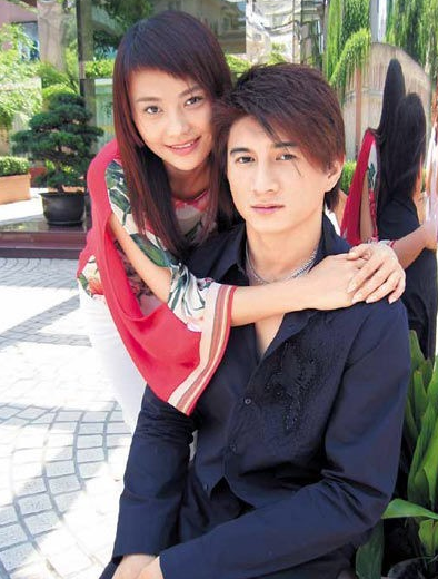 2009年，吴奇隆与马雅舒正式宣布离婚，面对媒体的追问，吴奇隆无奈表示，我们结婚