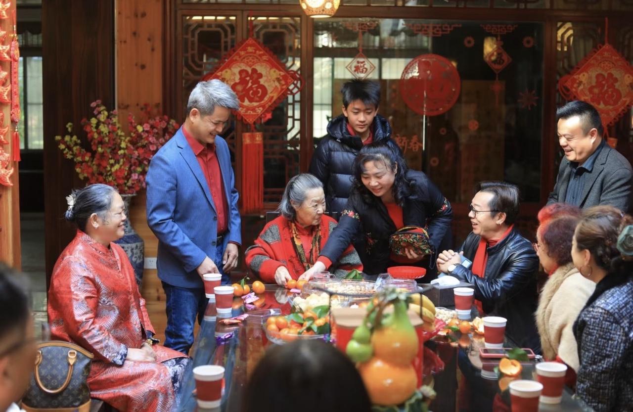 2025年春节期间，郭兰英还与家人好友喜气洋洋的迎接新年，虽然一生无儿无女，丈夫