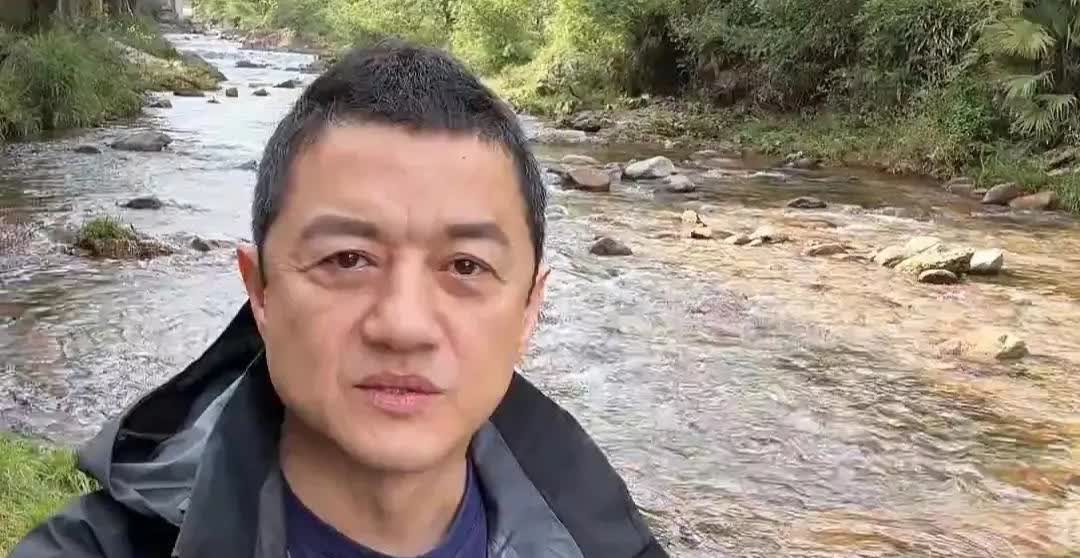 海哈金当时到底看上李亚鹏什么了？要说颜值，李亚鹏当时已经50岁早就过了颜