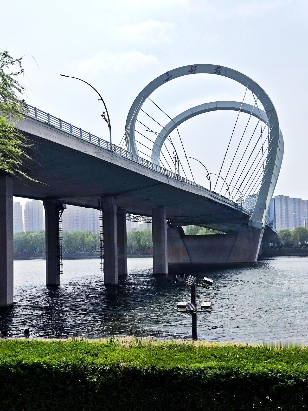 《三好桥》头景色一观沈阳浑河三好桥，是跨浑河大桥之一。建筑宏伟壮观，沈北