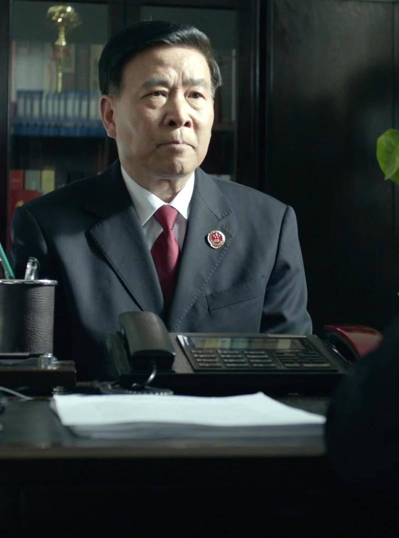 《人民的名义》里，最让人窒息的从来不是那些贪官，而是吕梁这个老实人。他干了大半