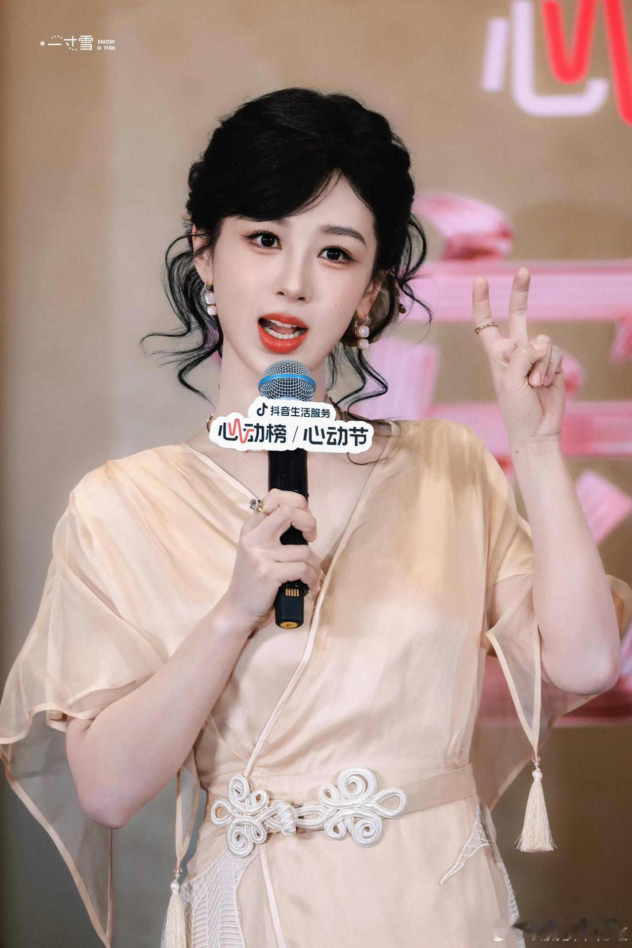 其实杨紫心里很清楚，就连粉丝们心里应该也很清楚，现在说到扛剧顶流，始终都绕不