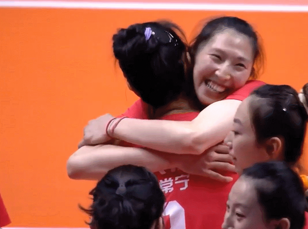 吴梦洁这次没哭，比赛结束后蹦蹦跳跳地跟队友们在一块庆祝，紧紧抱着姐姐张常宁，开心