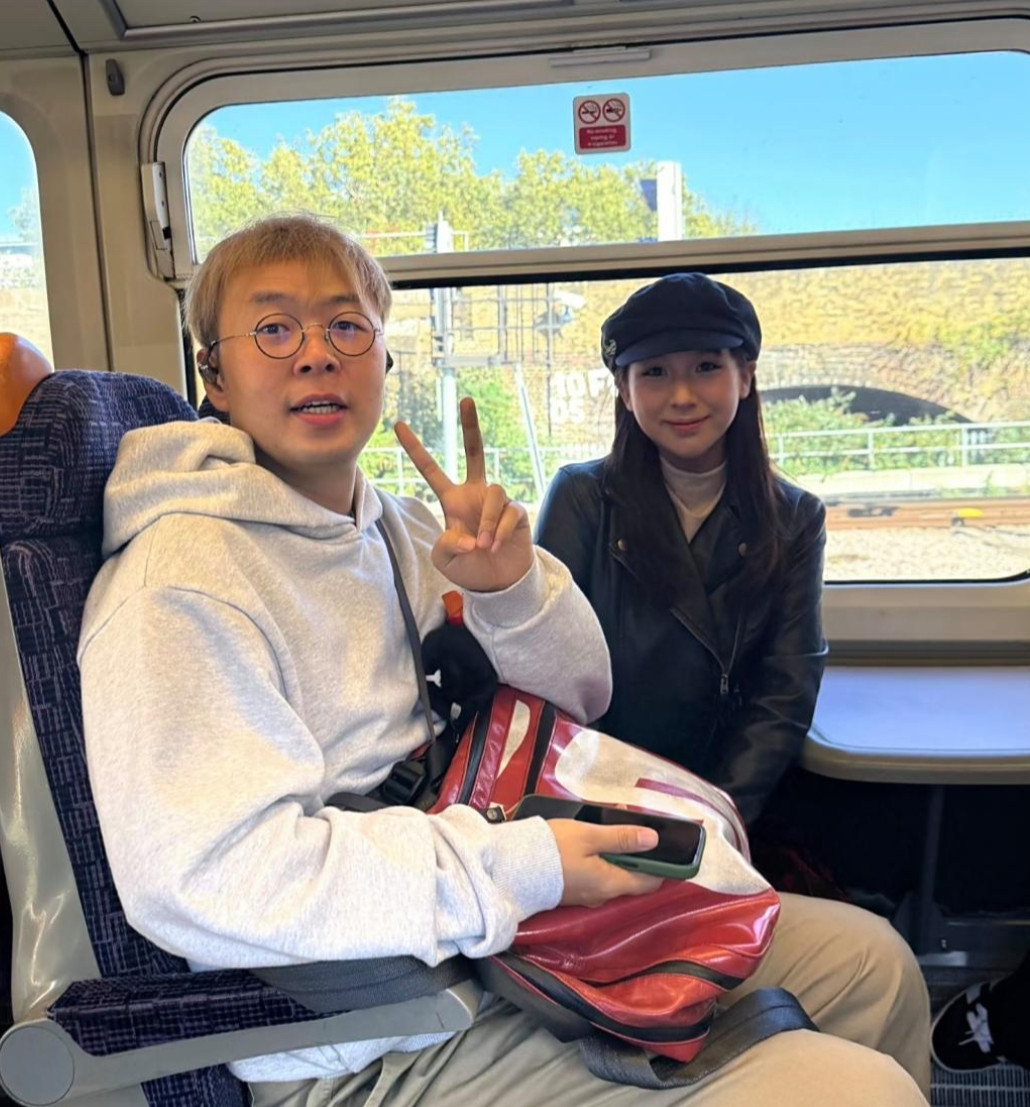 杜海涛在伦敦留学，他和同学们一起到唐人街吃海底捞庆祝中秋节，他的身材瘦了不少，看