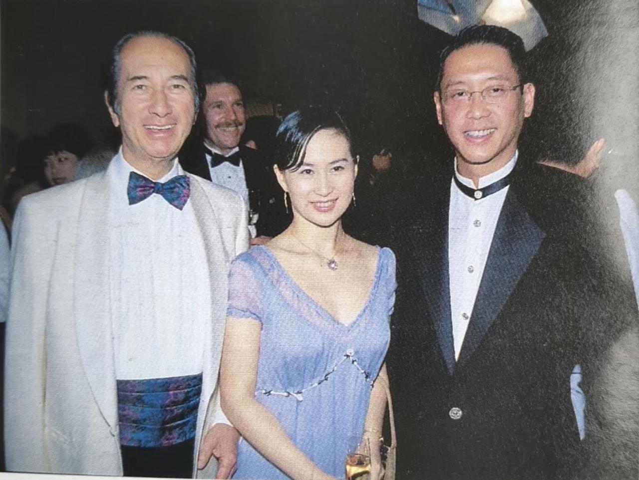 别再羡慕豪门联姻的风光了，这张90年代的晚宴旧照，藏着香江最唏嘘的豪门往事。从左