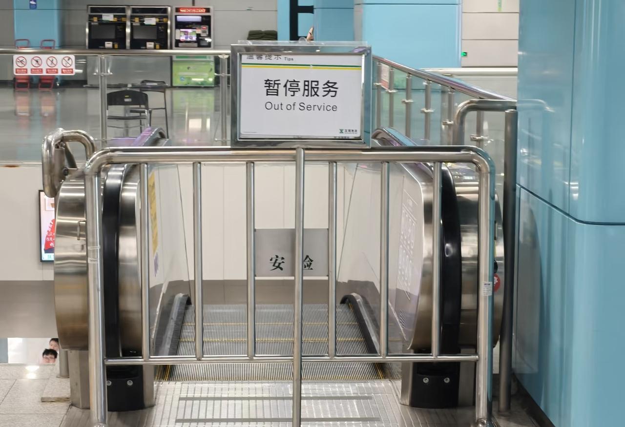 深圳地铁省成这样了？继不开空调减少空调以后的骚操作，低峰期扶梯都停运了，真服了
