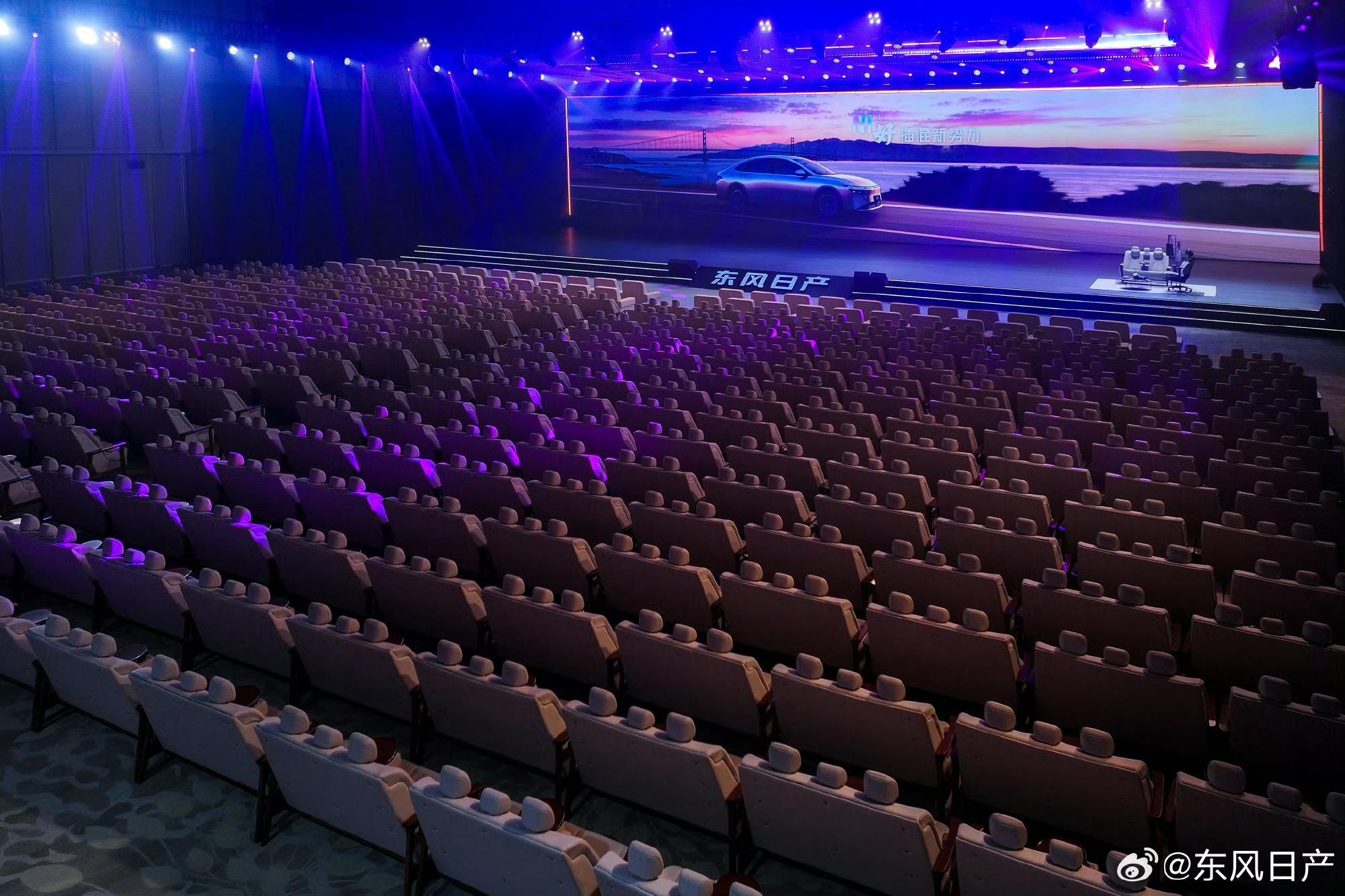 东风日产有意思啊，N6上市发布会现场摆的全是汽车座椅改的沙发，这沙发坐着正经舒服