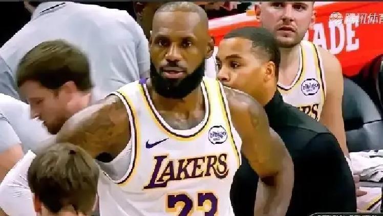 裁判桌上的内部通知第一条：盯紧狄龙·布鲁克斯。他本赛季15次技术犯规，联盟第二