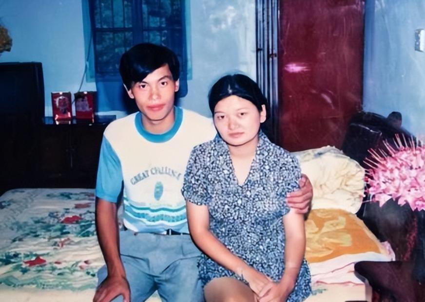 1999年，湖北一位23岁的小伙结婚后，“啃妻”10年，不打工，也不种田，分文未