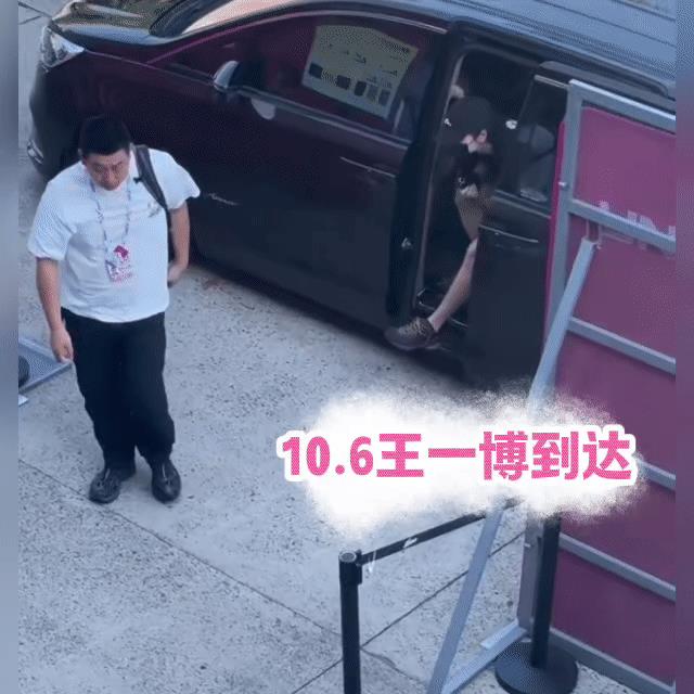 王一博到达赛场了。一博一身清凉装扮，男性荷尔蒙爆棚。这几步走的太man了。今天