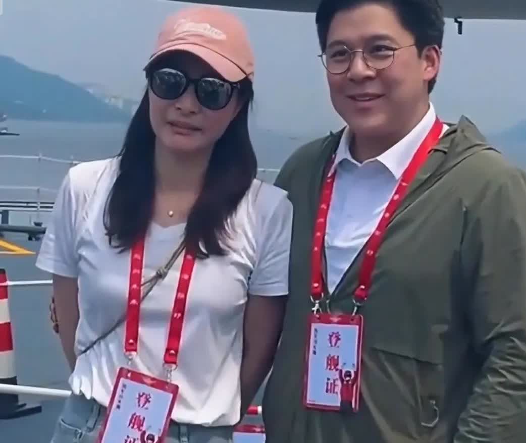 终于知道为什么霍老爷子这么喜欢郭晶晶这个儿媳妇了！你看她穿着简单白T恤、戴粉