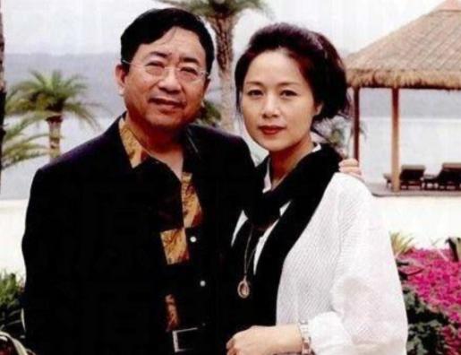 1992年，余秋雨二婚娶了小16岁的女明星马兰。新婚当夜，余秋雨向妻子提出了一个