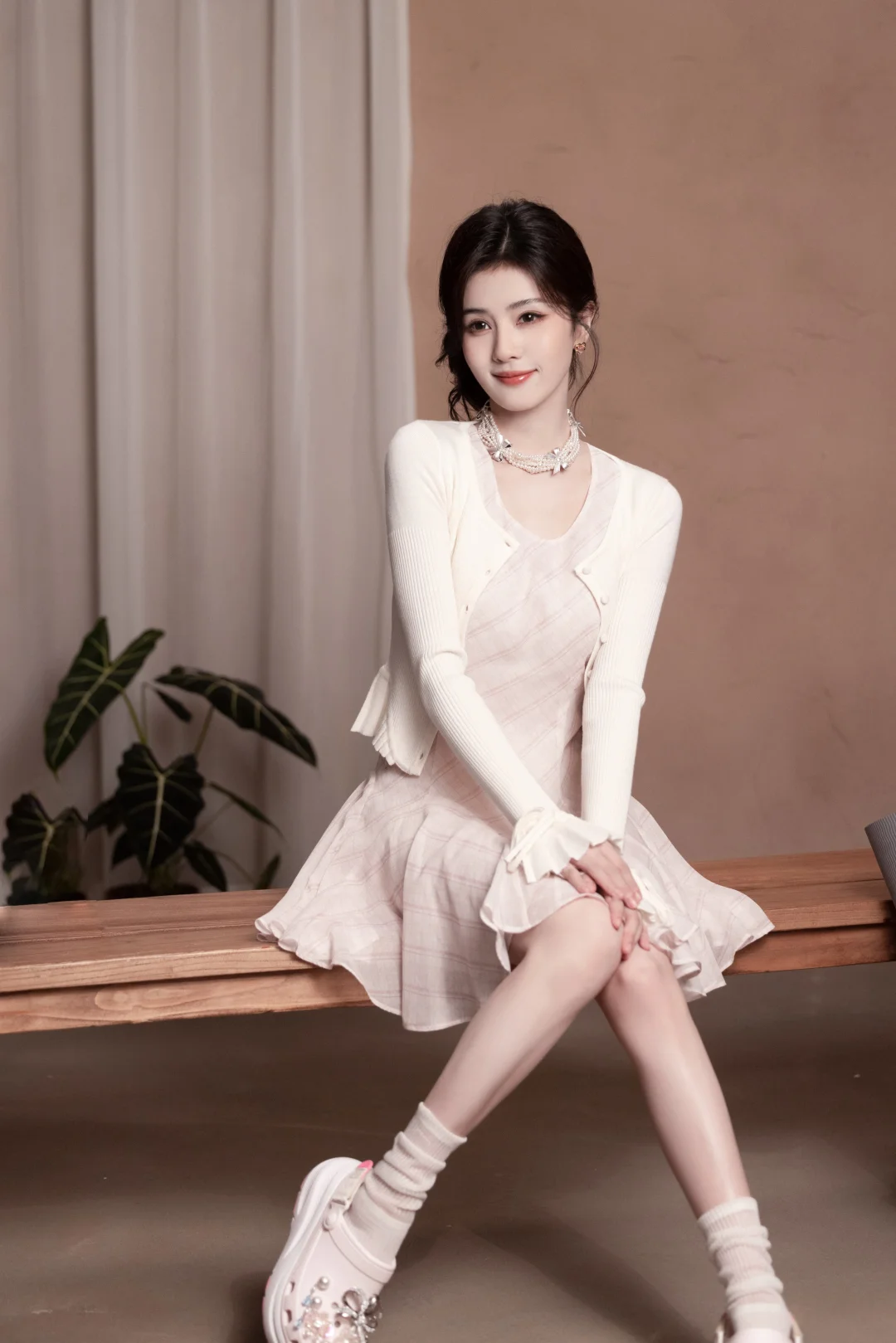 白鹿：粉色格纹裙配洞洞鞋，演绎甜酷女孩