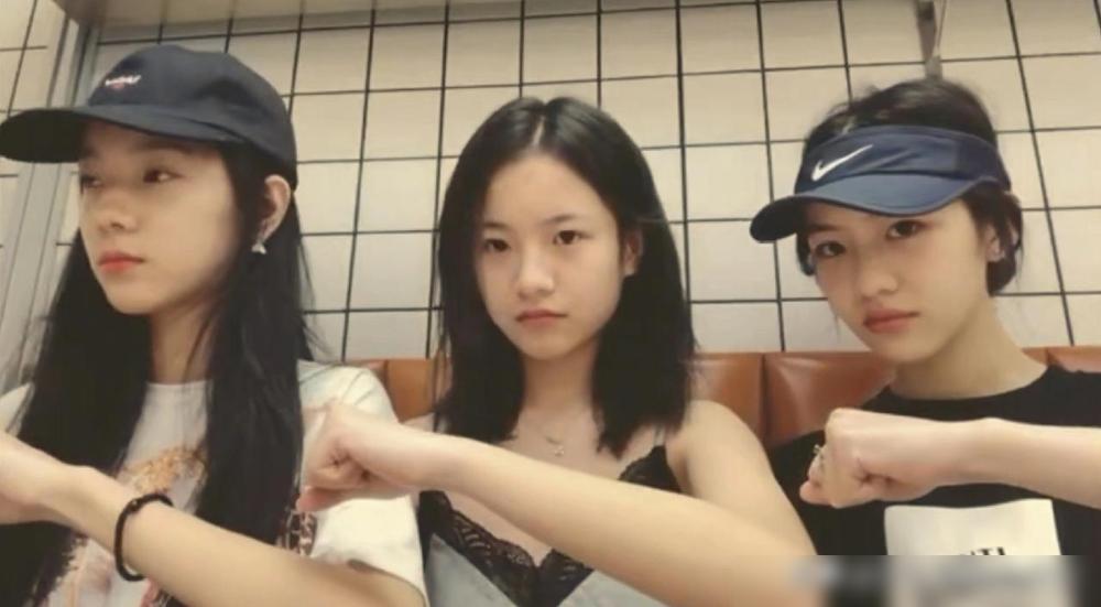 徐静蕾还是挺有眼光的。按理说庄达菲和徐静蕾都是北电毕业的，李庚希和向涵之都没