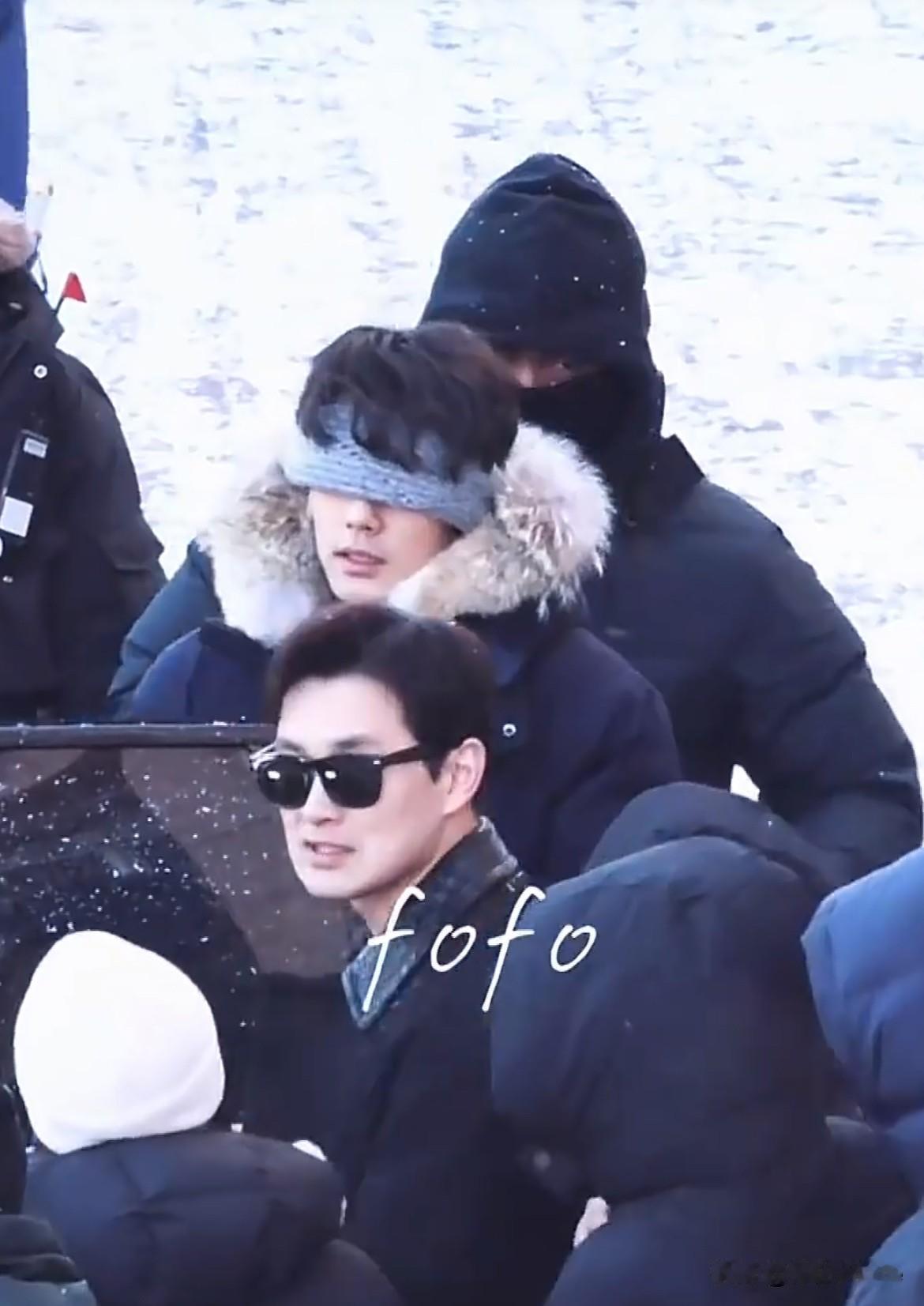 1月21日，肖战《小城良方》蒙眼路透肖战剧中饰演的男主刘铮亮有恐雪症，拍摄的剧