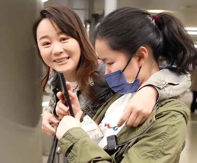 高中陪读妈妈的角色非常重要，她不仅要为孩子提供学习上的支持，还要在生活、心理等方