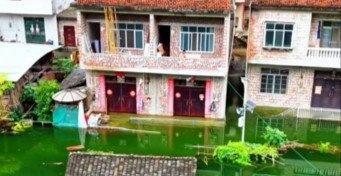 ​​“只要连续下雨四五天，水就会涨起来。”近日，广西百色市内涝严重，引发关注。2