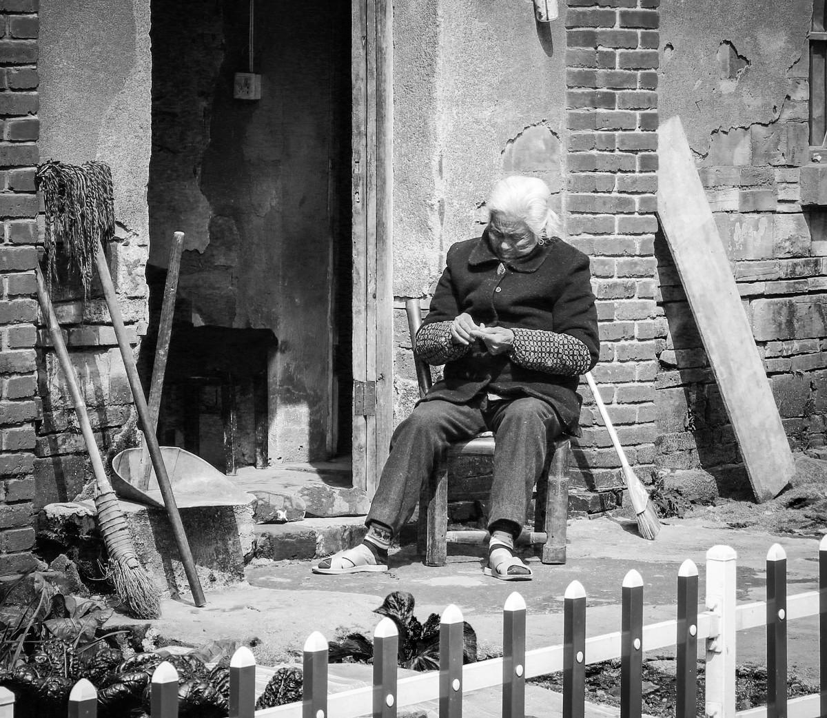 孤寡老人去世生前贷的款谁来还最近上海一位孤寡老人因急病去世,生前欠贷66万