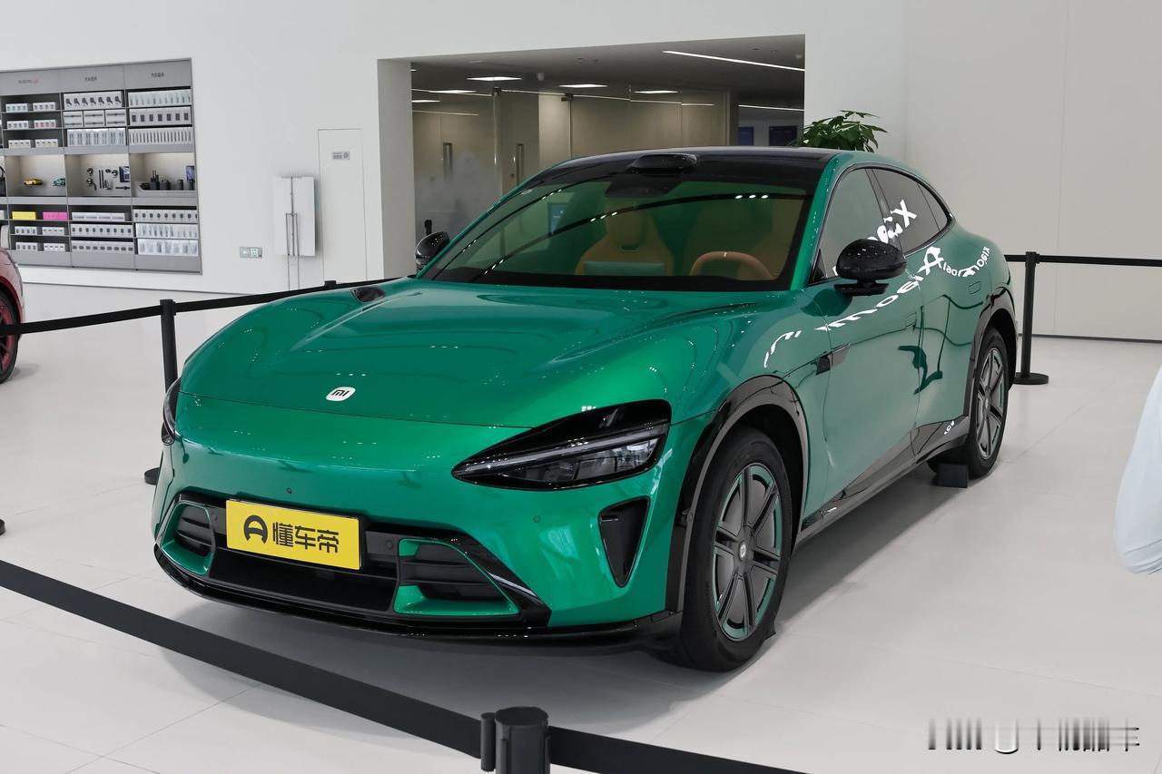 在八线小县城看到一辆小米YU7，那感觉就像在一堆土狗里看到了一只纯种哈士奇，特别