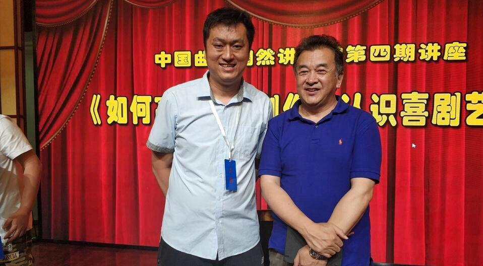 博士相声演员指着郭德纲鼻子说：你根本不懂相声。台下观众全愣了。他掏出三本自己