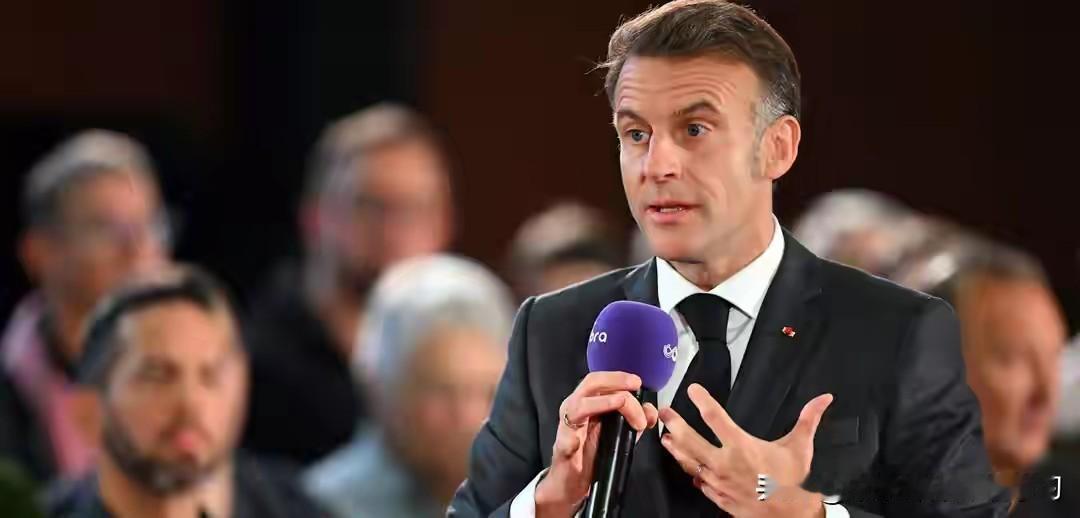 法国最近搞了个大动作：总统马克龙宣布，从下学年开始，高中生也得全面禁用手机了！这