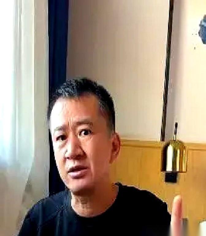 李嘉明两口子在剧组熬了4天，5500块的片酬，最后居然还得靠在网上发视频催债，剧