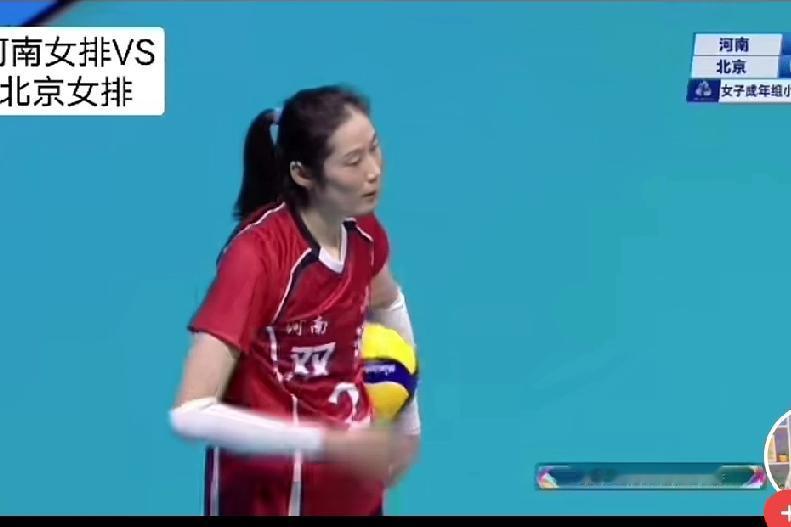 河南女排和北京女排比赛进行时，没想到发生罕见的一幕，朱婷单人拦住王云蕗进攻时，王