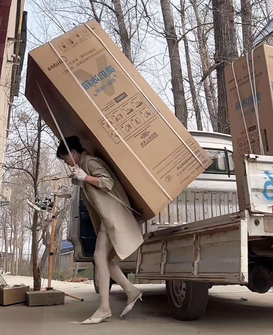 这美女真有力气