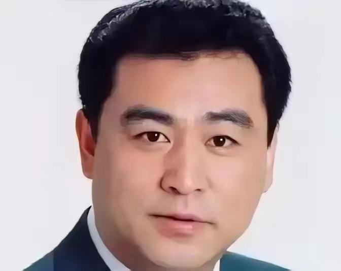 张宏民65岁，自己溜达到小区门口早点摊儿，买5块钱的豆浆芝麻烧饼。当年骂他“不结