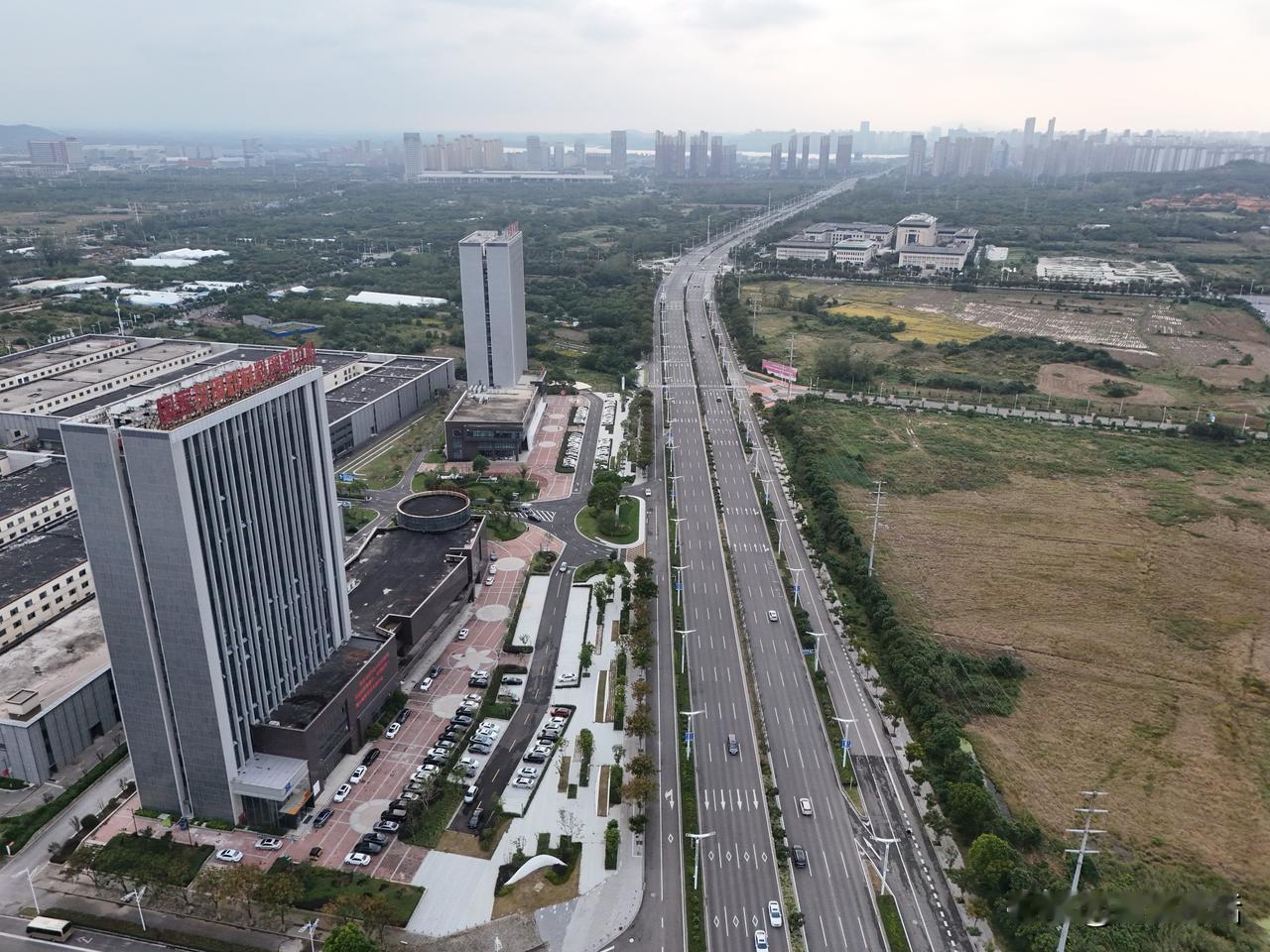 沿着蚌埠东海大道一路向东，中国传感谷、中国玻璃谷、安徽省硅基新材料产业示范基地等