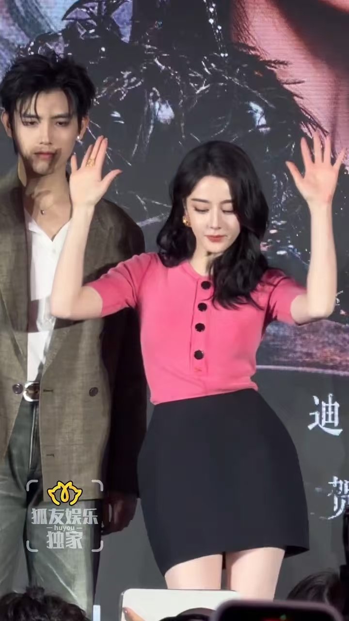 热巴陈飞宇跳复仇摇迪丽热巴陈飞宇复仇摇直拍热巴、陈飞宇复仇摇直拍，好权威的两张