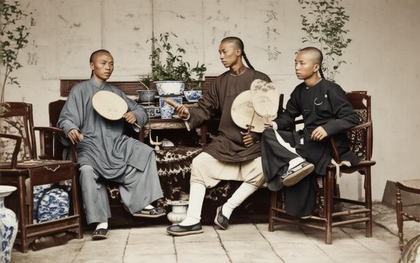 19世纪60年代，广州，三位男子是典型的富家公子，他们跷着二郎腿，手持团扇，眼神