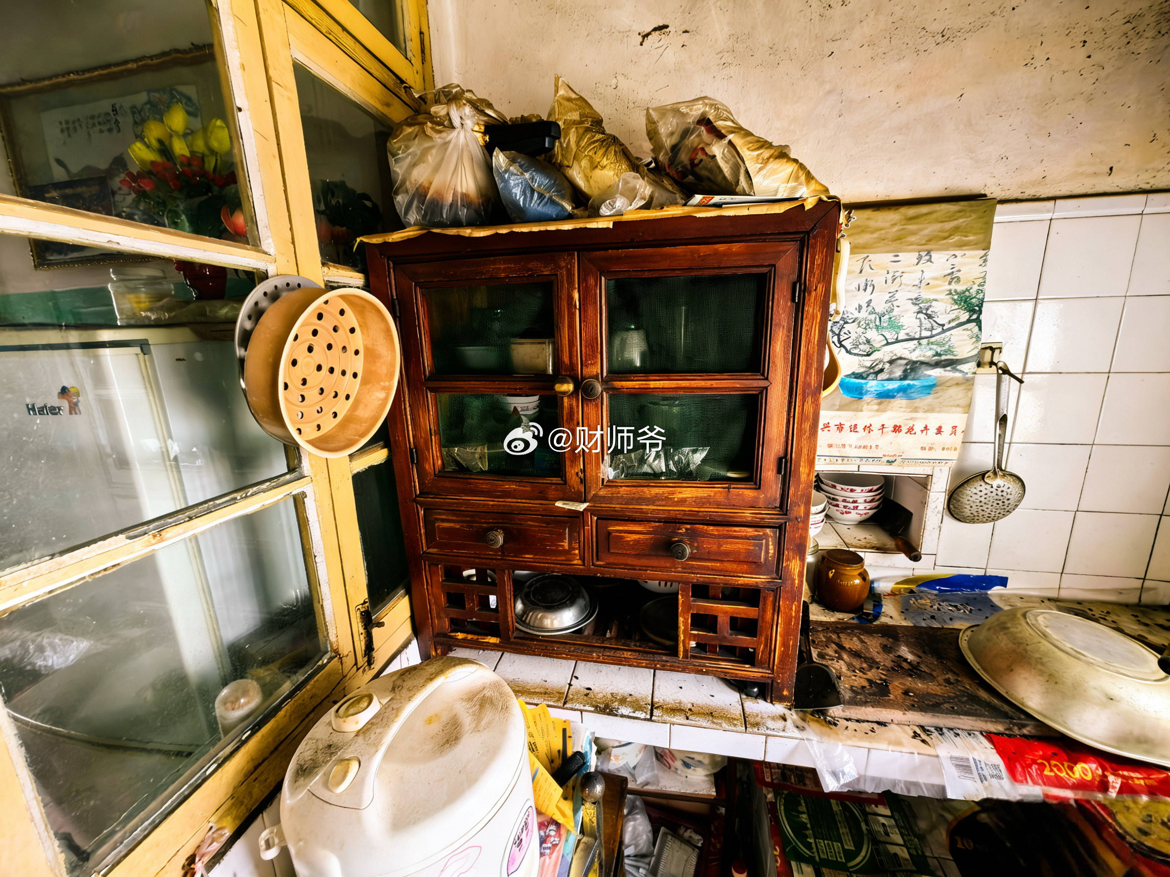 今天去安置了爷爷的遗照。一进老屋，我就绷不住了……物是人非。厨房的木柜中，是小时