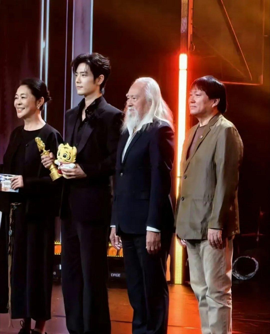 肖战斩获北京大影节影帝，获奖感言谦逊大气、格局满满饰演的莫得闲平凡却有风骨，心怀