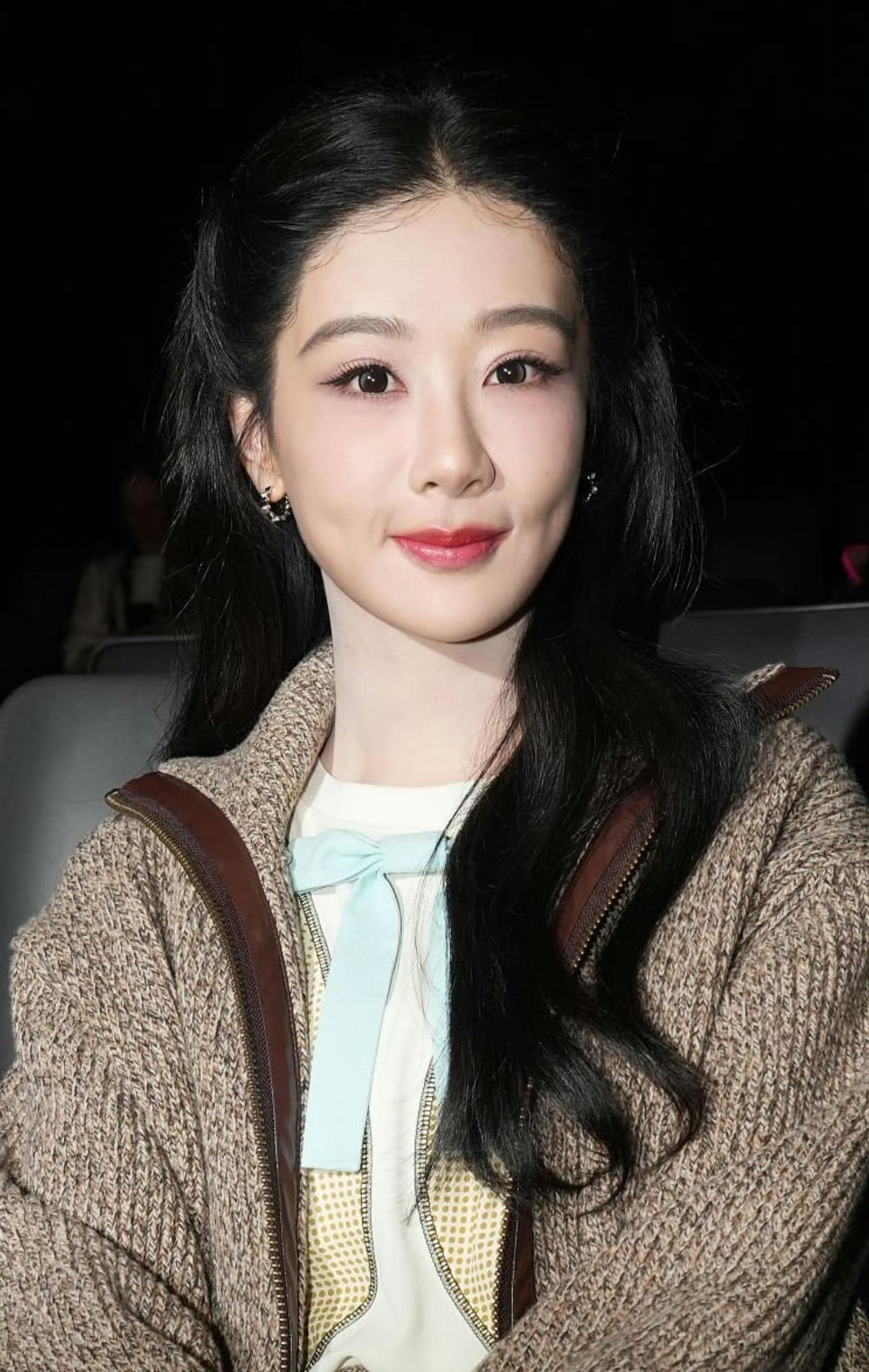 离开国内的美颜和滤镜，杨紫外网的怼脸生图有点儿水土不服，感觉都不像她本人了。其